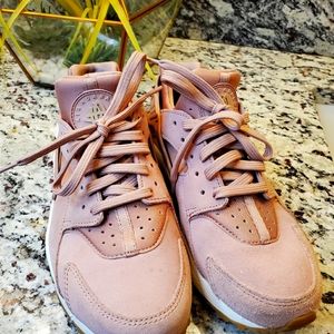Nike Air Huarache (rose gold color)